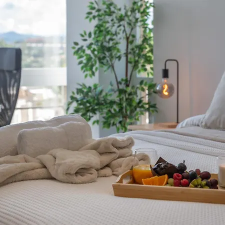 Newly Renovated Sunlit 3bdrm With Stunning Views Apartamento
