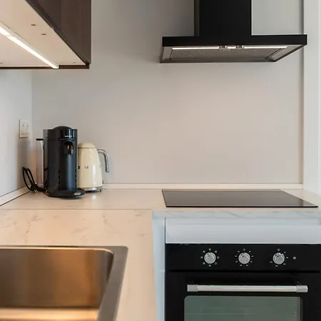 Newly Renovated Sunlit 3bdrm With Stunning Views Apartamento